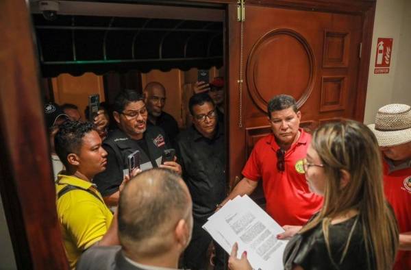 Ministra de Trabajo, Doris Zapata, recibió a la delegación de manifestantes.