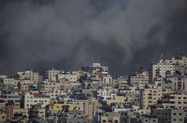 Hay imágenes de israelíes asesinados y posteriormente prendidos.