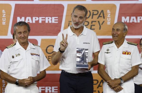 El Aifos, segundo, sube al podio por primera vez con Felipe VI a la caña