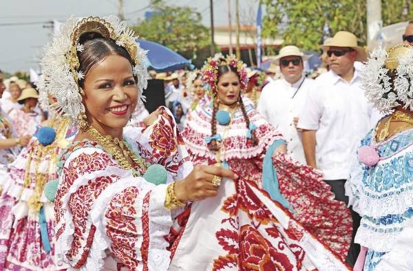 La ciudad de Las Tablas se vistió de gala con el tradicional desfile de las mil polleras en que mujeres de todas partes del país vistieron nuestro traje típico en todas sus versiones.