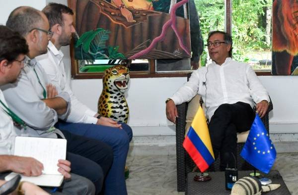 Fotografía cedida hoy por la Presidencia de Colombia que muestra al presidente Gustavo Petro (d) durante una reunión bilateral con el embajador de la Unión Europea en Colombia, Gilles Bertrand (2i), y el comisario europeo de Medioambiente, Virginijus Sinkevicius (3i), en Leticia, Amazonas (Colombia).