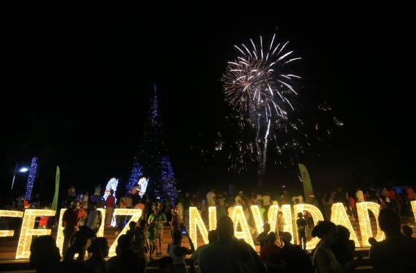 Los asistentes a los diversos parques y a la Cinta Costera 2, disfrutaron escuchando villancicos en medio de un acto cultural que concluyó con fuegos artificiales. 