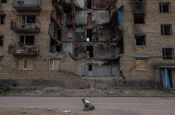 Un niño transita por una zona de guerra en Ucrania