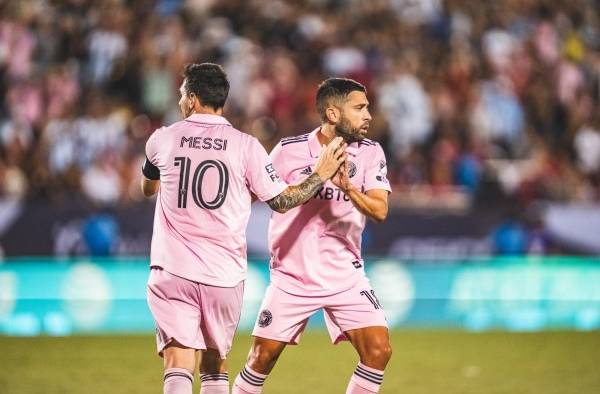 Lionel Messi (i.) y Jordi Alba (d.) durante un partido con el Inter Miami.