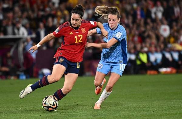 Oihane Hernández, de España, y Ella Toone, de Inglaterra, se disputan el balón en el partido final del Mundial Femenino.