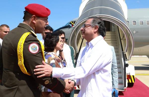 Fotografía cedida hoy, por la Presidencia de Colombia que muestra al mandatario colombiano, Gustavo Petro (d) mientras es recibido por autoridades venezolanas