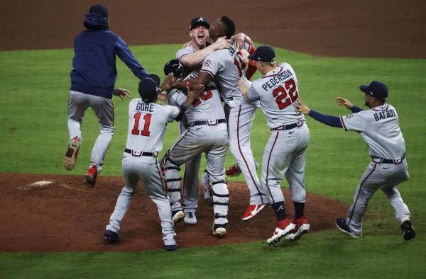 Jugadores de los Bravos de Atlanta fueron registrados este martes al celebrar el título de la Serie Mundial de béisbol de la MLB, tras derrotar 7-0 a los Astros de Houston