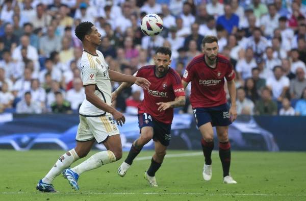 El centrocampista inglés del Real Madrid Jude Bellingham (i)