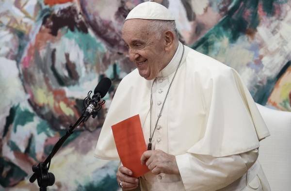 El Papa Francisco participa en una reunión con jóvenes miembros de la fundación educativa Scholas Occurrentes en Cascais, Portugal.