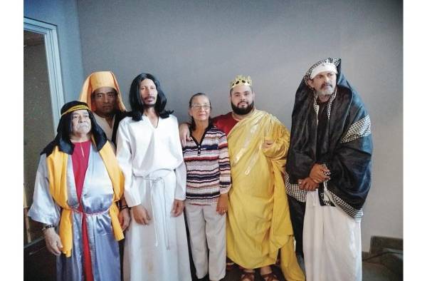 <strong>La señora Matilde,</strong> junto al equipo de producción de la Semana Santa.