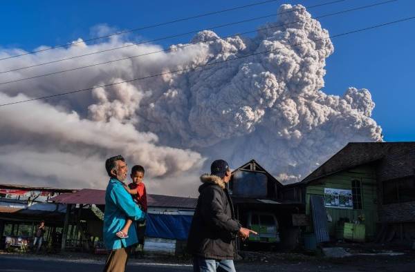 Espectacular columna de cenizas del volcán Sinabung