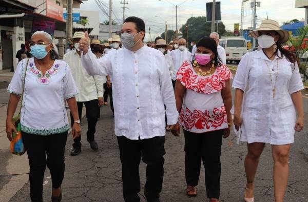 En la imagen el alcalde de Santiago, Samid Sandoval (c) junto damas, mientras recorré las calles del distrito durante las Fiestas Patrias.