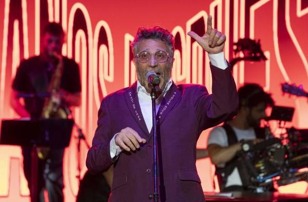 El músico, compositor y cantante argentino Fito Páez, durante el concierto que ha ofrecido este domingo en el Parque Paco Martín de Cartagena, incluido en el marco de la 28 edición de La Mar de Músicas.