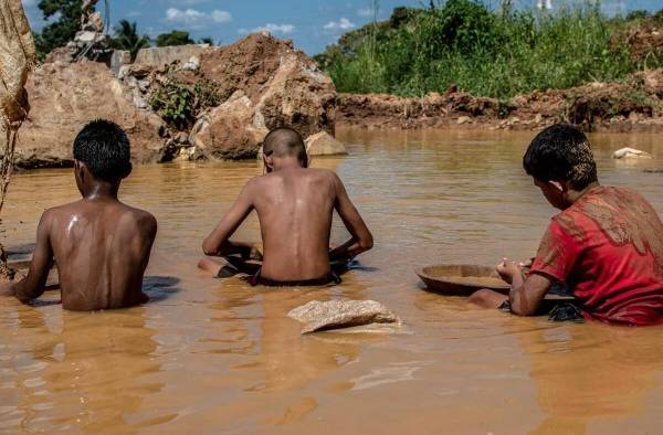 Niños mineros en Venezuela