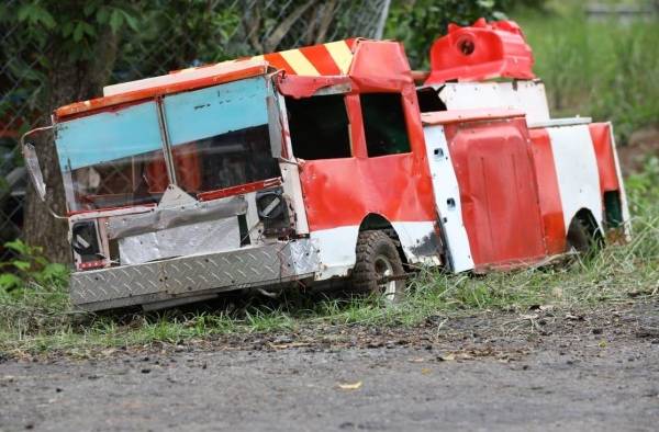 Romel Bravo es un joven con autismo que elabora réplicas de autos con material reciclado