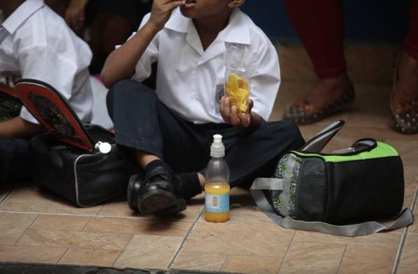 Los niños y adolescentes en edad escolar se ven expuestos a diario a consumir alimentos y bebidas sin etiquetado frontal de advertencia.