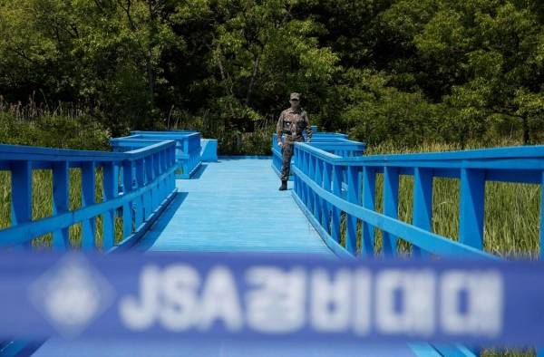 Soldados norcoreanos montan guardia en la zona de seguridad conjunta (JSA) de la Zona Desmilitarizada (DMZ) en la localidad de Panmunjom en Paju, Corea del Sur, en una foto de 2019.