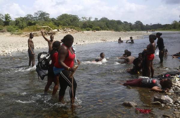 Migrantes persiguen sus sueños en medio de la mortífera pandemia de la covid-19