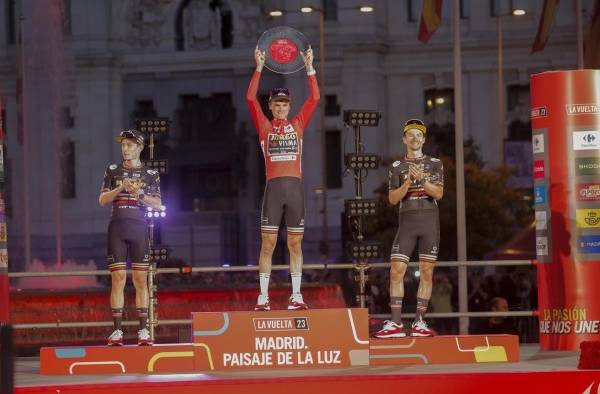 Los ciclistas del Jumbo Visma, el estadounidense Sepp Kuss (c), el danés Jonas Vingegaard (i) y el esloveno Primoz Roglic