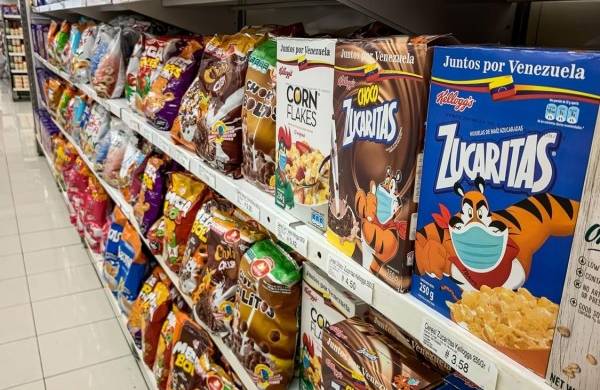 Fotografía de cajas de cereales en un estante de un supermercado, el 20 de noviembre del 2023, en Caracas (Venezuela).