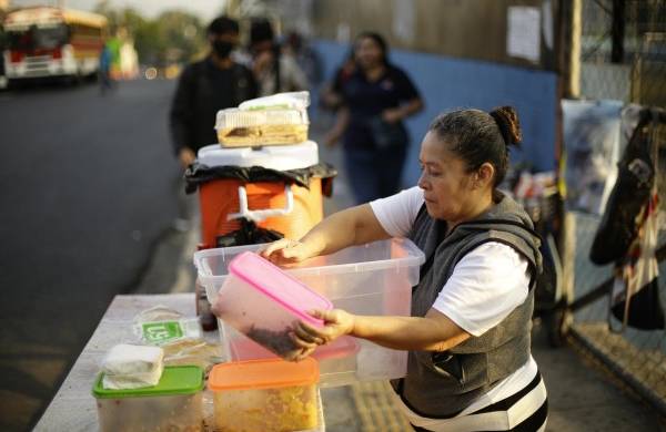 Una mujer vende alimentos en San Salvador, en una fotografía de archivo.