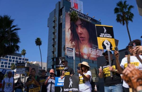 Integrantes del sindicato de actores de EE.UU. (SAG-AFTRA, en inglés) en una protesta a las afueras de un estudio de cine de Los Ángeles, California, en una fotografía de archivo.