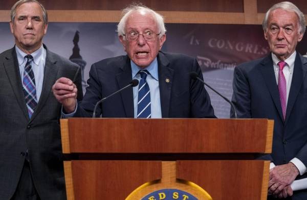 El senador izquierdista Bernie Sanders (C), junto a los senadores demócratas Jeff Merkley (i) y Ed Markey (d), durante una rueda de prensa en el Capitolio de EE.UU. en Washington (EE.UU.).