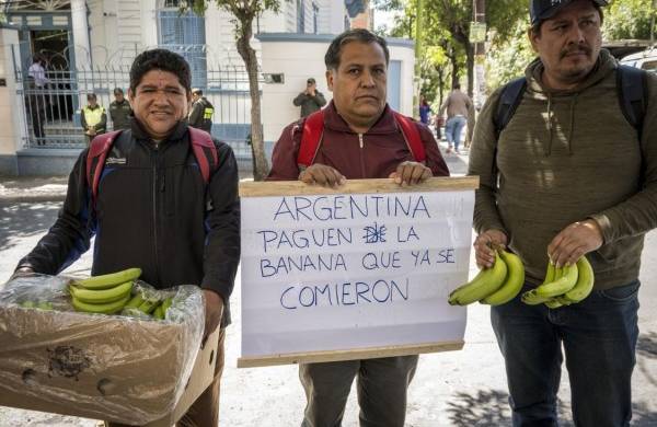 Decenas de productores de banano en Bolivia protestaron frente a la Embajada de Argentina en La Paz exigiendo el pago de las exportaciones de la fruta.