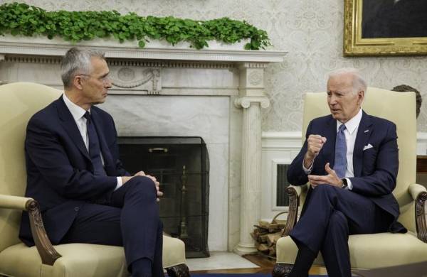El presidente de Estados Unidos, Joe Biden (d) se reunió con el secretario general de la OTAN, Jens Stoltenberg (i), en la Casa Blanca.