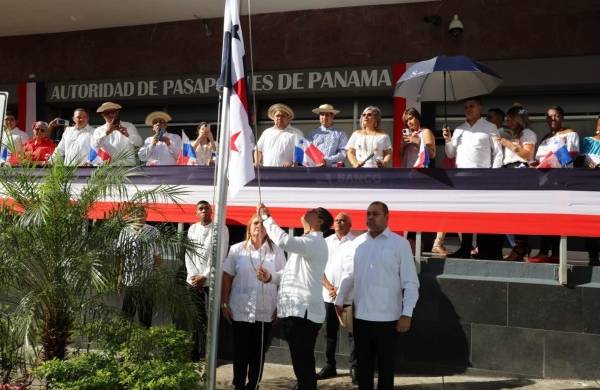 El administrador de la APAP, Omar Ahumada le concedió al Ministro de Gobierno, Roger Tejada, el honor de izar la bandera.