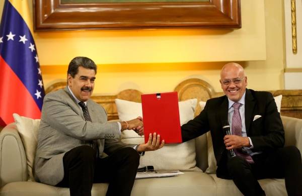 Fotografía cedida por Prensa Miraflores donde se observa al presidente venezolano, Nicolás Maduro (i), mientras se reúne con el presidente del Parlamento, Jorge Rodríguez, en Caracas (Venezuela).