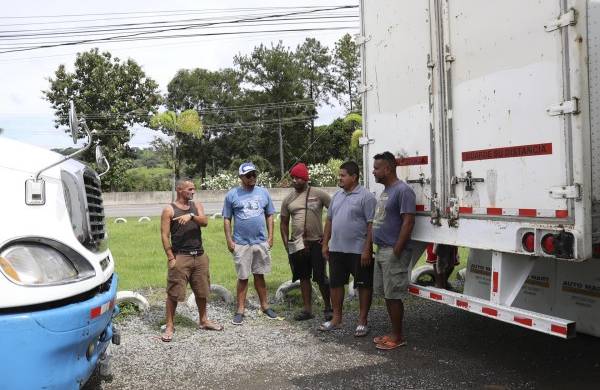 Camioneros se encuentran varados debido las protestas que se registran en Panamá desde hace más de un mes en rechazo a un contrato minero,