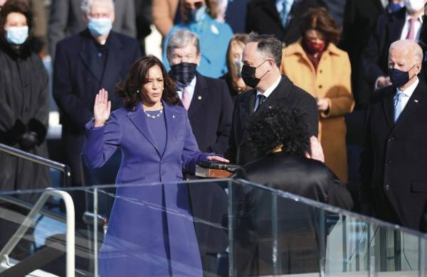 La vicepresidenta de Estados Unidos, Kamala Harris, presta juramento durante su investidura en Washington D.C
