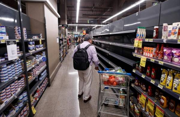 Un hombre compra en un supermercado en Santiago (Chile).