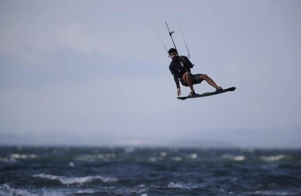 El kitesurf entra en la escena del deporte panameño y busca ganar adeptos
