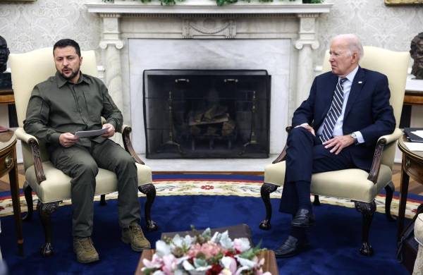 El presidente estadounidense, Joe Biden (d), se reúne con su homólogo de Ucrania, Volodímir Zelenski, en el Despacho Oval de la Casa Blanca, este 21 de septiembre de 2023, en Washington.