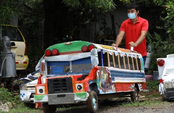 Romel Bravo es un joven con autismo que elabora réplicas de autos con material reciclado