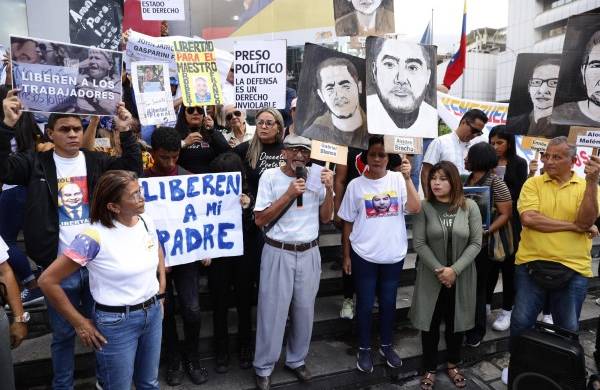 El jubilado del Ipasme Roberto Carpio (c) habla durante una manifestación para exigir la libertad de seis trabajadores detenidos