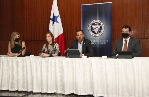 Los organizadores de las exposiciones comerciales durante la conferencia de prensa.