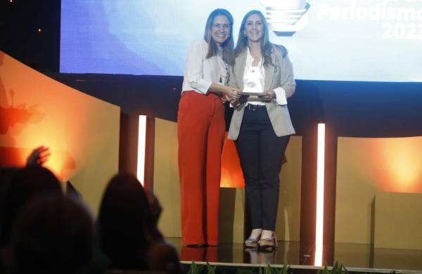 Coriat (der.) recibió el premio de manos deJaqueline Souter, Vicepresidente de Comunicaciones de Banco General.