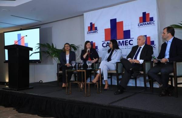 Panelistas durante el conversatorio 'Panamá, salida de la lista gris del Gafi y reto del sector de valores', que fue organizado por la Cámara Panameña de Mercado de Capitales.