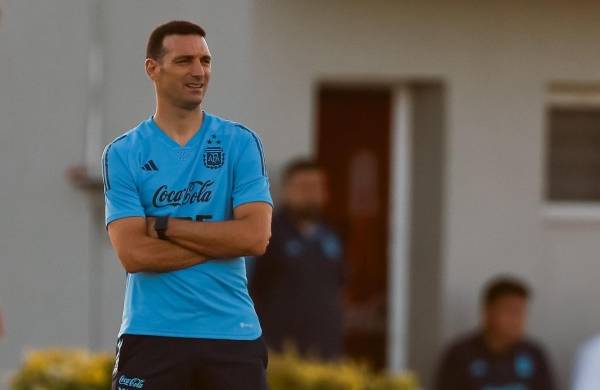 El entrenador Lionel Scaloni lidera ayer a sus jugadores durante un entrenamiento de la selección de Argentina para los partidos de eliminatorias, en el predio de Ezeiza en Buenos Aires (Argentina). EFE/ Juan Ignacio Roncoroni.