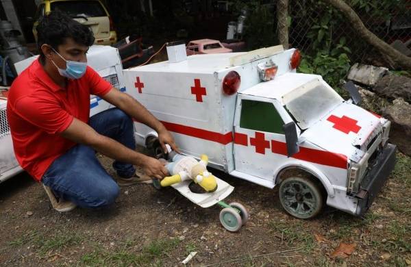 Romel Bravo es un joven con autismo que elabora réplicas de autos con material reciclado