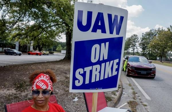 Los paros, que involucran ya a más de 40.000 miembros de la UAW en la primera huelga simultánea de los tres grandes fabricantes de automóviles de Estados Unidos.