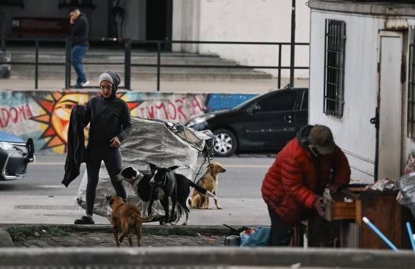 Fotografía que muestra personas en situación de calle el 19 de septiembre de 2023 en Buenos Aires (Argentina).