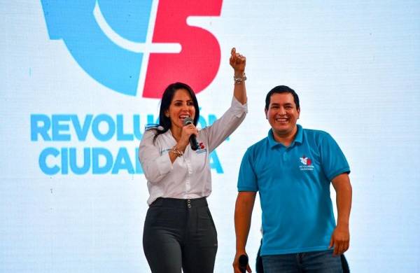 Fotografía de archivo de Luisa González (i), candidata a la Presidencia de Ecuador, junto a Andrés Arauz (d), su fórmula vicepresidencial.