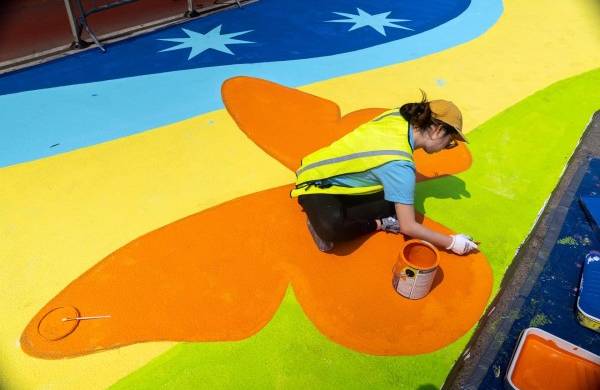 Un colorido mural con firma española llama a proteger la Tierra en el centro de Nueva York
