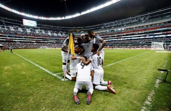 Jugadores de Panamá celebran una anotación ante México