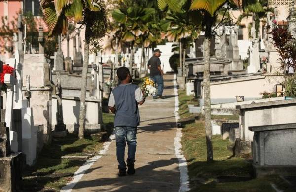 Panameños honran a sus difuntos mientras intentan dejar la pandemia atrás