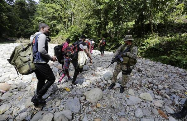 Migrantes caminan en la selva del Darién, el 18 de agosto de 2023, en el sector de Lajas Blancas, en Darién (Panamá).